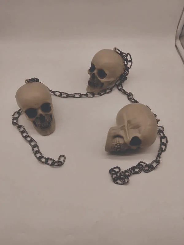 CORRENTE COM CAVEIRA DE PLÁSTICO