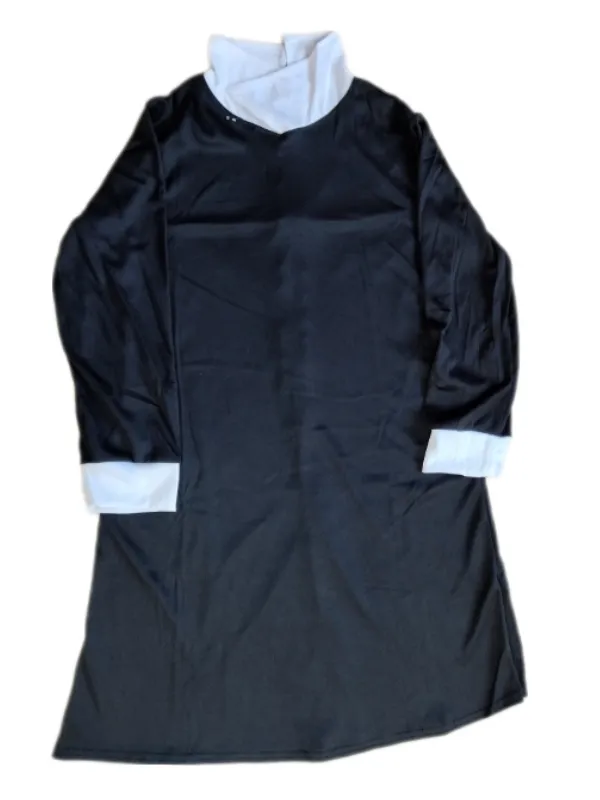 VESTIDO PRETO COM BORDA DA MANGA BRANCA