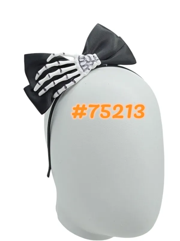 TIARA COM LAÇO DECORADO COM MÃO ESQUELETO